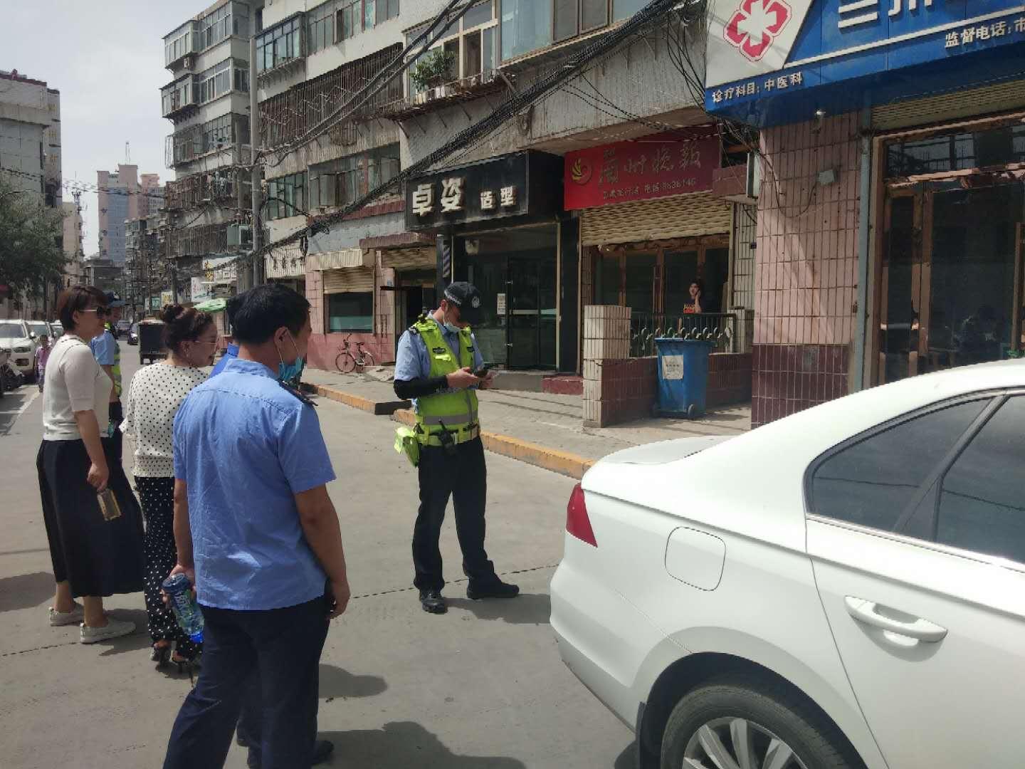 小巷独特小店，男孩泥泞中的奇遇，妈妈用塑料袋带走的故事