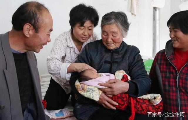 高龄女子二胎生育与失去独子的心理考量，50岁女子经历二胎诞生与五年前独子失去的感悟