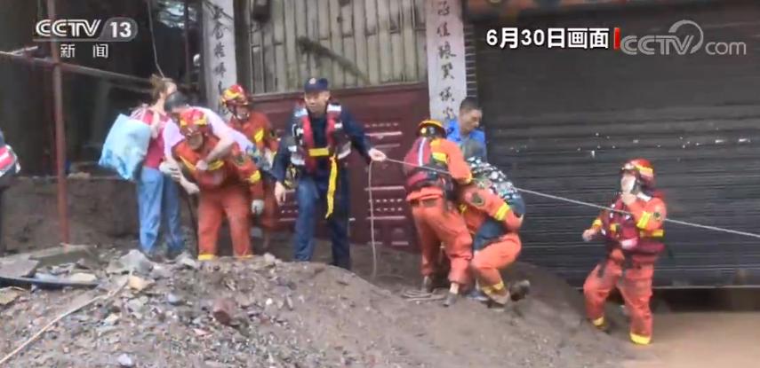 违建宿舍沿河占绿12年，违规建筑与环保问题的深度剖析