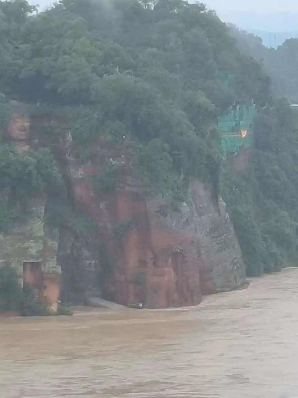揭秘重庆主城洪水背后的故事，最新涨水视频直击现场！