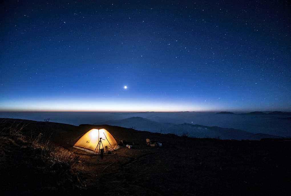 夜空下的温馨日常，星是最新版的浪漫