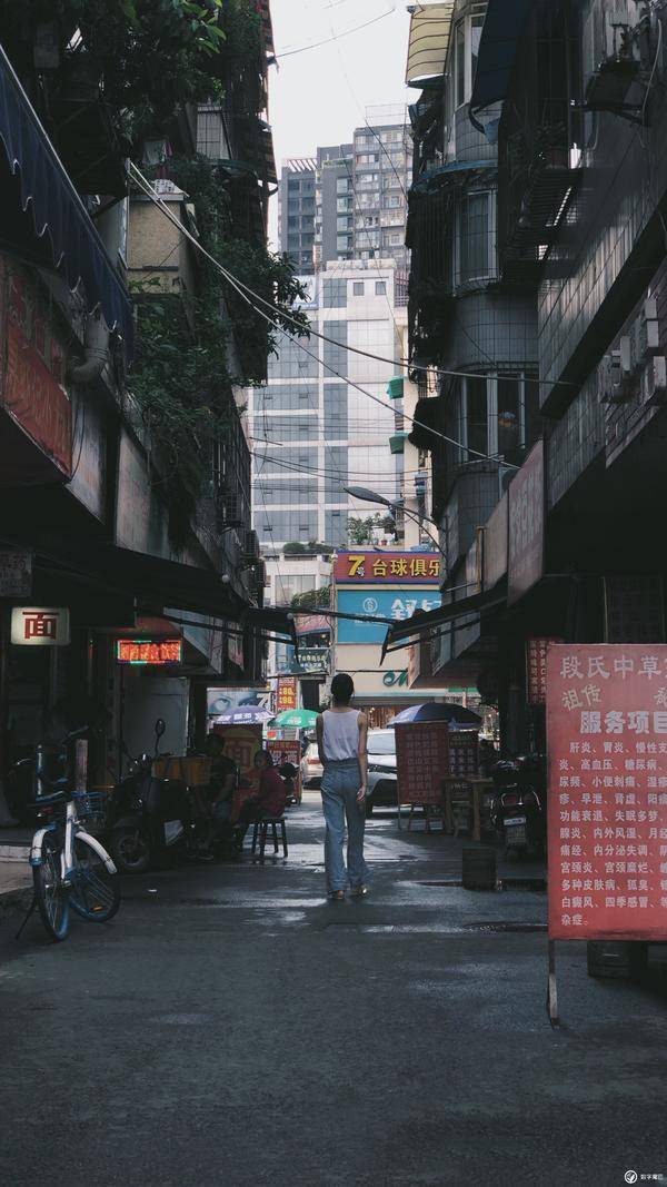 探秘小巷中的宝藏，iPhone最新型号发布
