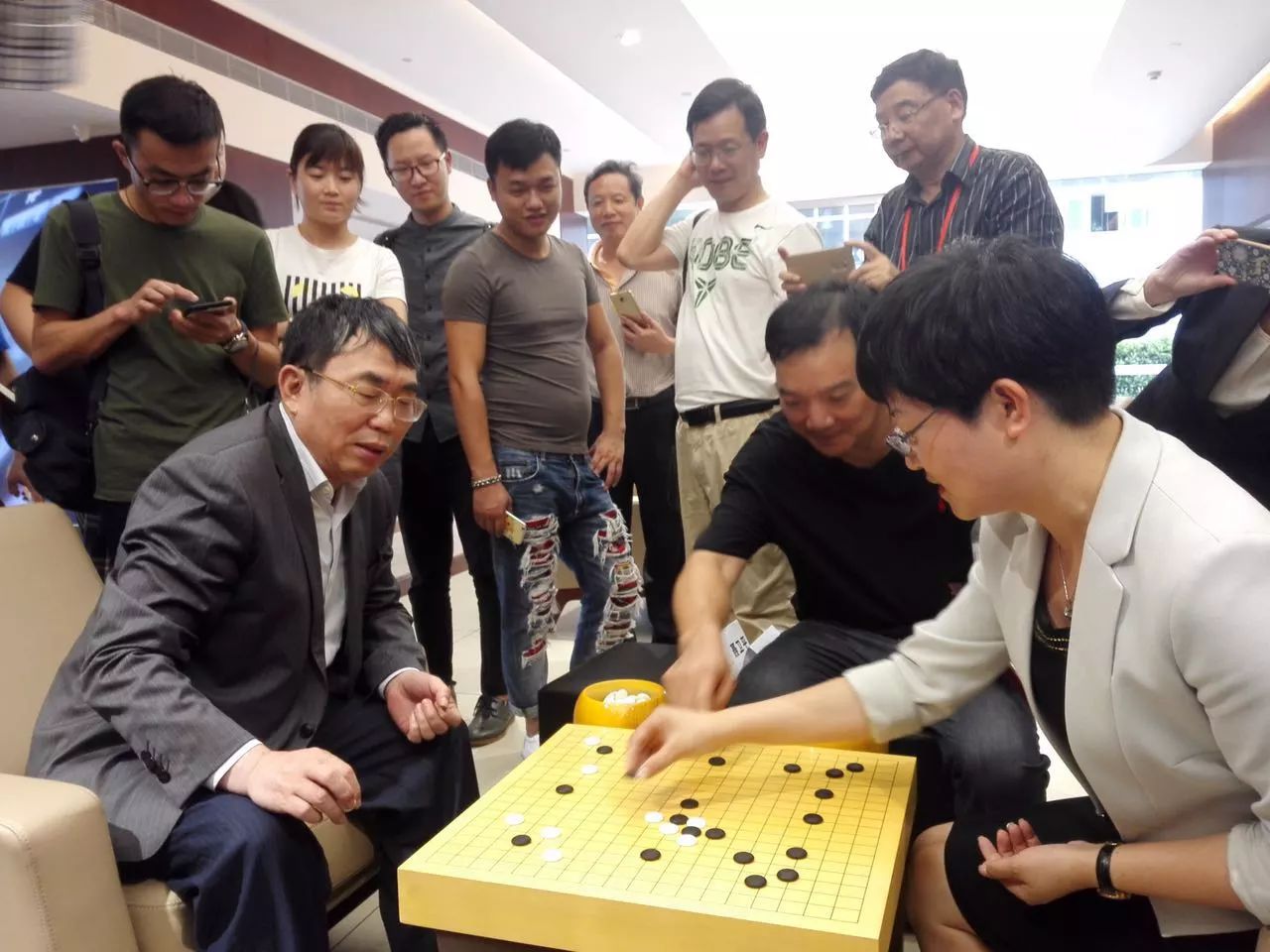 最新应氏围棋赛，棋逢对手，情感交流暖人心