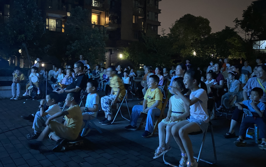 露天汽车电影院，星空下的电影盛宴
