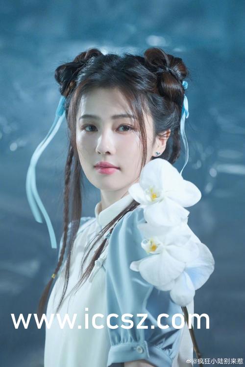 时尚潮流下的制服丝袜多元解读，最新流行趋势解析