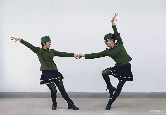 单人水兵舞，小巷深处的舞蹈魅力探索